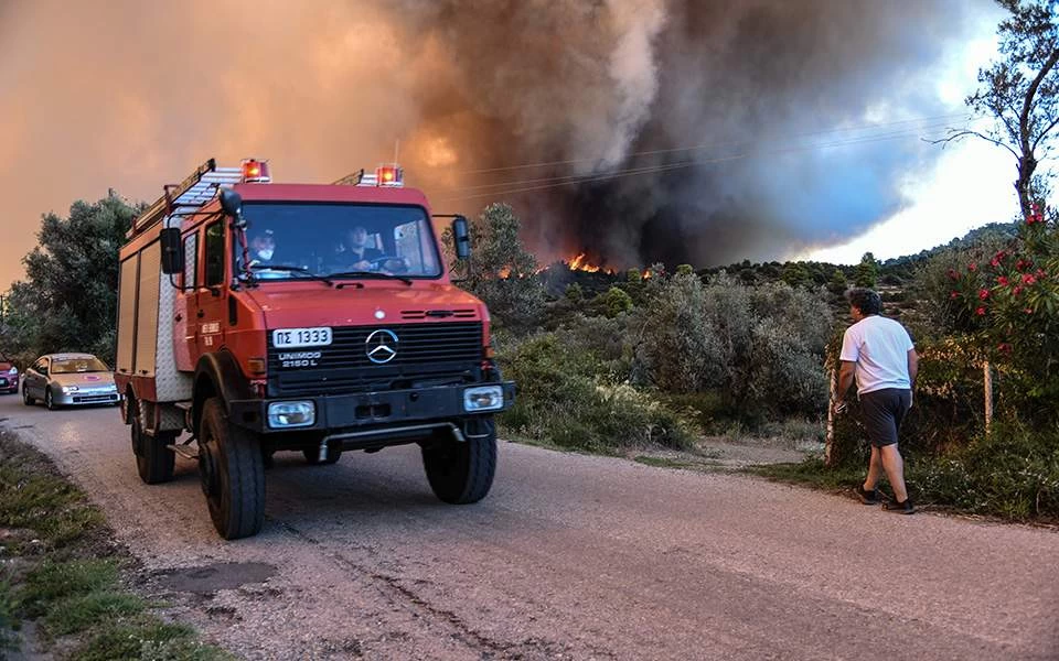 Μπαράζ πυρκαγιών σε όλη τη χώρα: 32 εστίες φωτιάς από το πρωί! – Συναγερμός στην Πυροσβεστική